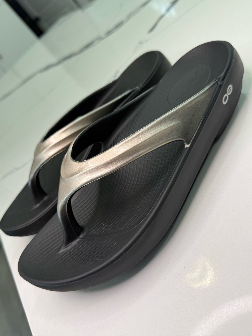 OOFOS OOlala Luxe Recovery Sandals Metallic Champagne Gold Black Women Size 8